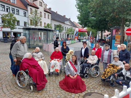Gruppenbild mit Rosenkönigin